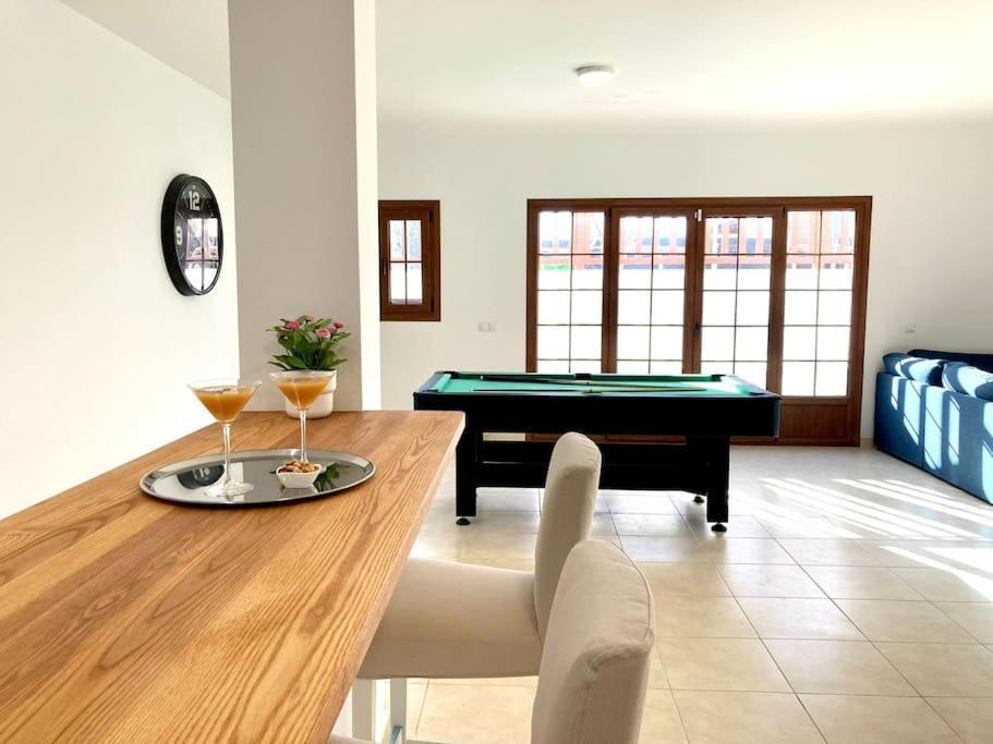 Luxury 4-Bedroom Villa With Heated Pool + Sea View Плая Бланка Екстериор снимка
