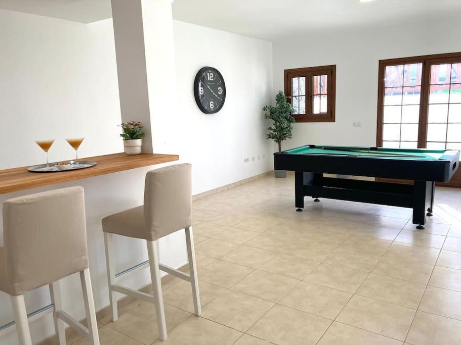Luxury 4-Bedroom Villa With Heated Pool + Sea View Плая Бланка Екстериор снимка