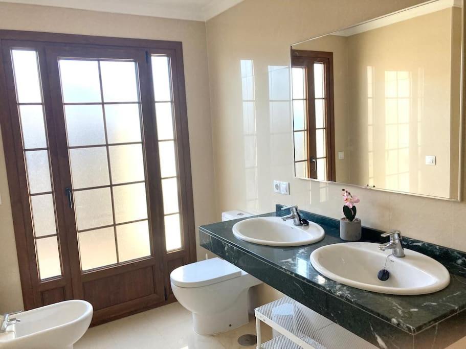 Luxury 4-Bedroom Villa With Heated Pool + Sea View Плая Бланка Екстериор снимка