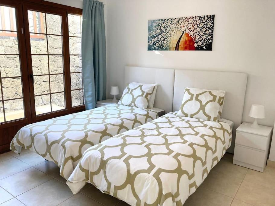 Luxury 4-Bedroom Villa With Heated Pool + Sea View Плая Бланка Екстериор снимка