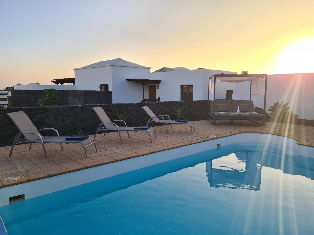 Luxury 4-Bedroom Villa With Heated Pool + Sea View Плая Бланка Екстериор снимка