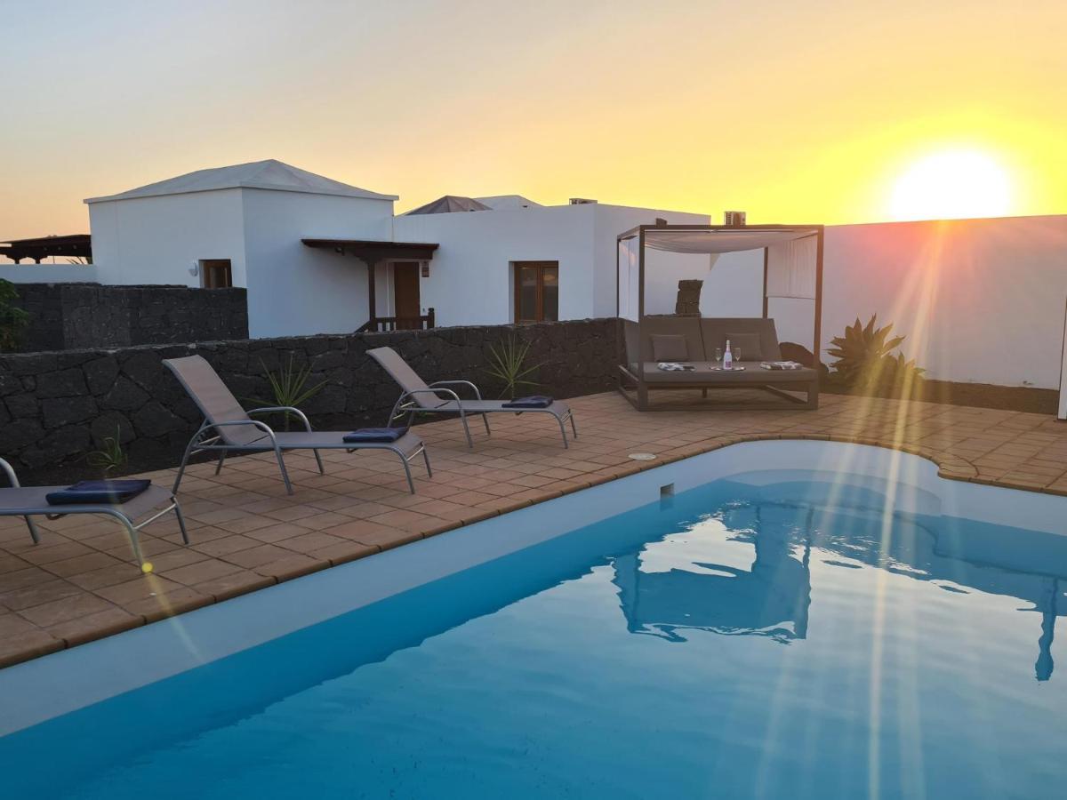 Luxury 4-Bedroom Villa With Heated Pool + Sea View Плая Бланка Екстериор снимка